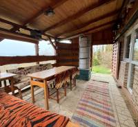 Záhradná chatka, Žilina - Dubeň - Chata v Žiline s dreveným sedením, kozubom a výhľadom na prírodu.