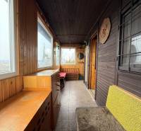 Záhradná chatka, Žilina - Dubeň - Chata s dreveným dekorom, útulným nábytkom a veľkými oknami pre výhľad do prírody.