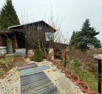 Záhradná chatka, Žilina - Dubeň - Chata v Žiline obklopená zeleňou s výhľadom na mesto.