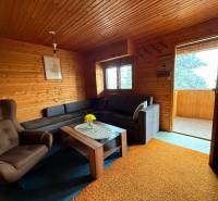 Záhradná chatka, Žilina - Dubeň - Interiér chaty s posedením a dreveným obložením.