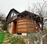 Záhradná chatka, Žilina - Dubeň - Chata pri Žiline so schodmi, dreveným obkladom a blízkosťou prírody.