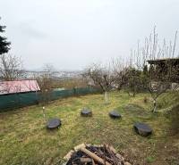 Záhradná chatka, Žilina - Dubeň - Záhrada pri chate v Žiline s výhľadom na mesto a stromy.