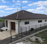 DUNAJSKÁ STREDA- 4i moderná novostavba RD s tep. čerpadlom + garážou - Rodinný dom na Ulici Vojvodcu Arpáda v Dunajskej Strede s tmavou strechou a oplotením.