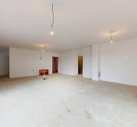 DUNAJSKÁ STREDA- 4i moderná novostavba RD s tep. čerpadlom + garážou - Priestranná miestnosť v rodinnom dome s nekompletnou podlahou a veľkými oknami.