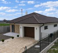 DUNAJSKÁ STREDA- 4i moderná novostavba RD s tep. čerpadlom + garážou - Rodinný dom na Ul. Vojvodcu Arpáda v Dunajskej Strede s garážou a dláždeným chodníkom.