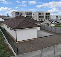 DUNAJSKÁ STREDA- 4i moderná novostavba RD s tep. čerpadlom + garážou - Rodinný dom na Ulici Vojvodcu Arpáda v Dunajskej Strede s upraveným dvorom a dlažbou.