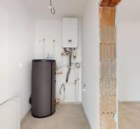 DUNAJSKÁ STREDA- 4i moderná novostavba RD s tep. čerpadlom + garážou - Kúrenie a boiler v technickej miestnosti rodinného domu s dlažbou na podlahe.
