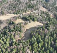 Lazy pod Makytou – Rekreačný pozemok na chatku / mobilný domček - Poľnohospodárske a lesné pozemky v Lazoch pod Makytou, obklopené lesmi a trávnatými plochami.