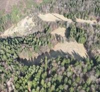 Lazy pod Makytou – Rekreačný pozemok na chatku / mobilný domček - Letecký pohľad na Poľnohospodárske a lesné pozemky v Lazy pod Makytou s lesmi a lúkami.