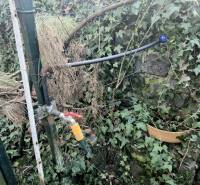 Kaskádovitá záhrada s výhľadom na Kalváriu – Nitra, Horné Krškany - Nitra, Záhrady: Záhradná hadica a vodovodný kohútik v zarastenom prostredí.