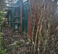 Kaskádovitá záhrada s výhľadom na Kalváriu – Nitra, Horné Krškany - Chatka v záhradách Nitry obklopená zimnou prírodou s holými haluzmi.