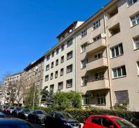 Na prenájom 2 izbový byt, Bratislava, Staré Mesto, Wilsonova ulica - Ulica Wilsonova v Bratislave - Staré Mesto s obytnými budovami a zaparkovanými autami.
