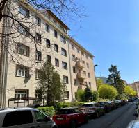 Na prenájom 2 izbový byt, Bratislava, Staré Mesto, Wilsonova ulica - Obytná budova a zaparkované autá na Wilsonovej ulici v Bratislave - Starom Meste.