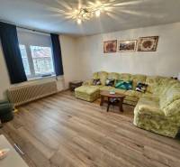 RODINNÝ DOM - HORNÉ OZOROVCE-POZEMOK 566 m2- 3,5 IZBOVÝ/ GARÁŽ - Obývacia izba v rodinnom dome s pohovkou, kreslami a podlahou s dreveným dekorom.