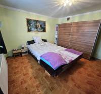 RODINNÝ DOM - HORNÉ OZOROVCE-POZEMOK 566 m2- 3,5 IZBOVÝ/ GARÁŽ - Spálňa v rodinnom dome s posteľou, skriňou a podlahou s dreveným dekorom.