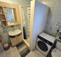 RODINNÝ DOM - HORNÉ OZOROVCE-POZEMOK 566 m2- 3,5 IZBOVÝ/ GARÁŽ - Kúpeľňa v rodinnom dome s umývadlom, sprchovacím kútom, práčkou a WC.