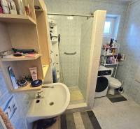 RODINNÝ DOM - HORNÉ OZOROVCE-POZEMOK 566 m2- 3,5 IZBOVÝ/ GARÁŽ - Kúpeľňa v rodinnom dome s umývadlom, sprchou, práčkou a otvoreným regálom s kozmetikou.