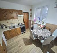 RODINNÝ DOM - HORNÉ OZOROVCE-POZEMOK 566 m2- 3,5 IZBOVÝ/ GARÁŽ - Kuchyňa v rodinnom dome s dreveným dekorom, s jedálenským stolom a kuchynskou linkou.