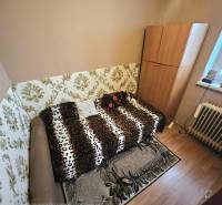 RODINNÝ DOM - HORNÉ OZOROVCE-POZEMOK 566 m2- 3,5 IZBOVÝ/ GARÁŽ - Pohovka s vyšívanou vyšívkou, perzský perináč, vyhrievané vyhrievanie, podlaha s vyvažúsným príbiedale, váfungujúce.