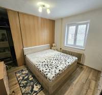 RODINNÝ DOM - HORNÉ OZOROVCE-POZEMOK 566 m2- 3,5 IZBOVÝ/ GARÁŽ - Spálňa s postelí a podlahou s dreveným dekorom v rodinnom dome.