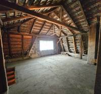 RODINNÝ DOM - HORNÉ OZOROVCE-POZEMOK 566 m2- 3,5 IZBOVÝ/ GARÁŽ - Podkrovie Rodinného domu s odhalenou strešnou konštrukciou a schodiskom.