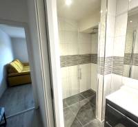 Prenájom pekný 2 izbový byt Šancová ulica, Bratislava III. Nové Mesto - Kúpeľňa v 2-izbovom byte s preskleným sprchovým kútom a veľkými dlaždicami.