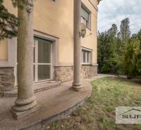 PRENÁJOM 4-IZBOVÉHO BYTU | ZÁHRADA | DVOJGARÁŽ | KRČMÉRYHO ULICA - Exteriér domu s kamenným obložením a malou verandou na Krčméryho v Bratislava - Staré Mesto.