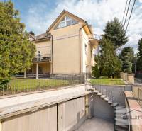 PRENÁJOM 4-IZBOVÉHO BYTU | ZÁHRADA | DVOJGARÁŽ | KRČMÉRYHO ULICA - Žltý dom so záhradou a garážou na Krčméryho ulici v Bratislave - Starom Meste.