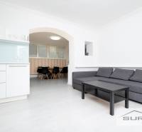 PRENÁJOM 4-IZBOVÉHO BYTU | ZÁHRADA | DVOJGARÁŽ | KRČMÉRYHO ULICA - Obývacia izba 4-izbového bytu s kuchynským kútom a sedacou súpravou.