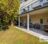 PRENÁJOM 4-IZBOVÉHO BYTU | ZÁHRADA | DVOJGARÁŽ | KRČMÉRYHO ULICA - Záhrada so sedením pri 4-izbovom byte na Krčméryho ulici, Bratislava - Staré Mesto.