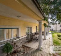 PRENÁJOM 4-IZBOVÉHO BYTU | ZÁHRADA | DVOJGARÁŽ | KRČMÉRYHO ULICA - Terasa pri 4-izbovom byte s otvoreným priestorom na Krčméryho ulici v Bratislave - Staré Mesto.