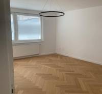 Predaj 2 izbového bytu, Drotárska cesta, Bratislava - Izba v 2-izbovom byte s podlahou s dreveným dekorom a oknom.