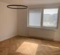 Predaj 2 izbového bytu, Drotárska cesta, Bratislava - Svetlá izba s podlahou s dreveným dekorom v 2-izbovom byte, veľké okno.