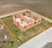 Na predaj 3-izb. RD - časť dvojdomu, Veľké Dvorníky - Rozostavaný rodinný dom vo Veľkých Dvorníkoch, ohraničený oranžovou čiarou, situovaný pri ceste.
