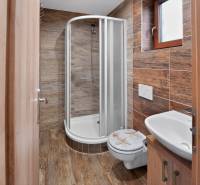 Rodinný dom s veľkým pozemkom a priestorom na podnikanie – T.Jastrabie - Kúpeľňa v rodinnom dome s podlahou a stenou s dreveným dekorom.