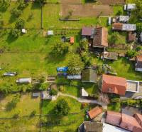 Rodinný dom s veľkým pozemkom a priestorom na podnikanie – T.Jastrabie - Letecký pohľad na rodinné domy v Trenčianskom Jastrabí s veľkými záhradami a zeleňou.