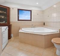 Rodinný dom s veľkým pozemkom a priestorom na podnikanie – T.Jastrabie - Kúpeľňa v rodinnom dome s vaňou a práčkou, obkladané dlaždičkami.