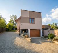 Rodinný dom s veľkým pozemkom a priestorom na podnikanie – T.Jastrabie - Rodinný dom v Trenčianskom Jastrabí s garážou a dláždeným príjazdom.