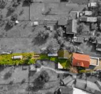 Rodinný dom s veľkým pozemkom a priestorom na podnikanie – T.Jastrabie - Letecký pohľad na rodinný dom v Trenčianskom Jastrabí s veľkou záhradou a skleníkom.