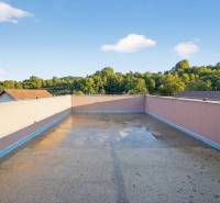 Rodinný dom s veľkým pozemkom a priestorom na podnikanie – T.Jastrabie - Terasa rodinného domu v Trenčianskom Jastrabí s výhľadom na zeleň a strechy.