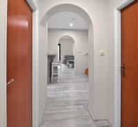 Rodinný dom s veľkým pozemkom a priestorom na podnikanie – T.Jastrabie - Chodba v rodinnom dome s oblúkovými dverami a podlahou s dreveným dekorom.