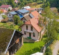 Rodinný dom s veľkým pozemkom a priestorom na podnikanie – T.Jastrabie - Rodinný dom v Trenčianskom Jastrabí obklopený zeleňou a susednými stavbami.