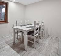 Rodinný dom s veľkým pozemkom a priestorom na podnikanie – T.Jastrabie - Jedáleň v rodinnom dome s bielym nábytkom a podlahou s dreveným dekorom.