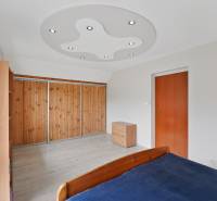 Rodinný dom s veľkým pozemkom a priestorom na podnikanie – T.Jastrabie - Izba v rodinnom dome s podlahou s dreveným dekorom a vstavanými skriňami.