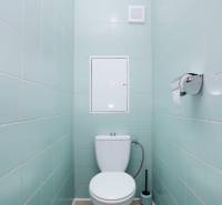 NA PREDAJ-3-izbový byt s loggiou a výhľadom na centrum mesta, KE-JUH - Toaleta v 3-izbovom byte s bledomodrými kachličkami a podlahou svetlej farby.