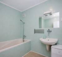 NA PREDAJ-3-izbový byt s loggiou a výhľadom na centrum mesta, KE-JUH - Kúpeľňa v 3-izbovom byte s vaňou, umývadlom, zrkadlom a svetlomodrými obkladačkami.