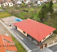 Na predaj 4-izb. novostavba s bazénom, Horné Mýto - Rodinný dom v Hornom Mýte s bazénom a veľkou záhradou obklopený zeleňou.