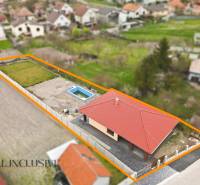 Na predaj 4-izb. novostavba s bazénom, Horné Mýto - Rodinný dom v Hornom Mýte s bazénom, záhradou a červenou strechou.