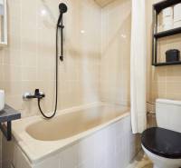 NA PREDAJ,2-IZBOVÝ TEHLOVÝ BYT,KOŠICE-SEVER,LOMNICKÁ UL. - Kúpeľňa s vaňou, umývadlom, sprchou a toaletou v 2-izbovom byte.