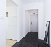 NA PREDAJ,2-IZBOVÝ TEHLOVÝ BYT,KOŠICE-SEVER,LOMNICKÁ UL. - Chodba s tmavou podlahou a bielymi stenami v 2-izbovom byte.